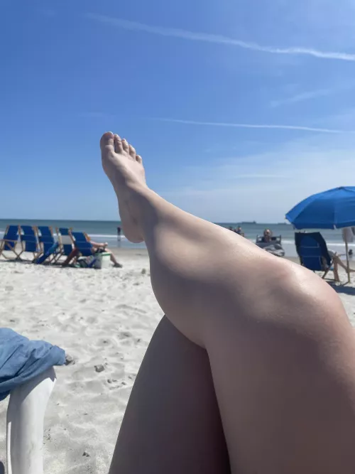 The breeze on my feet feel amazing! 🌞 by Yoshislilsis13