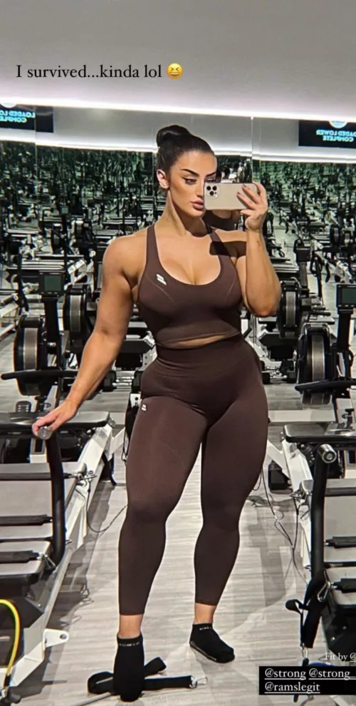 The delicious hips of Kiki Vhyce by Lowkey_HatingThis