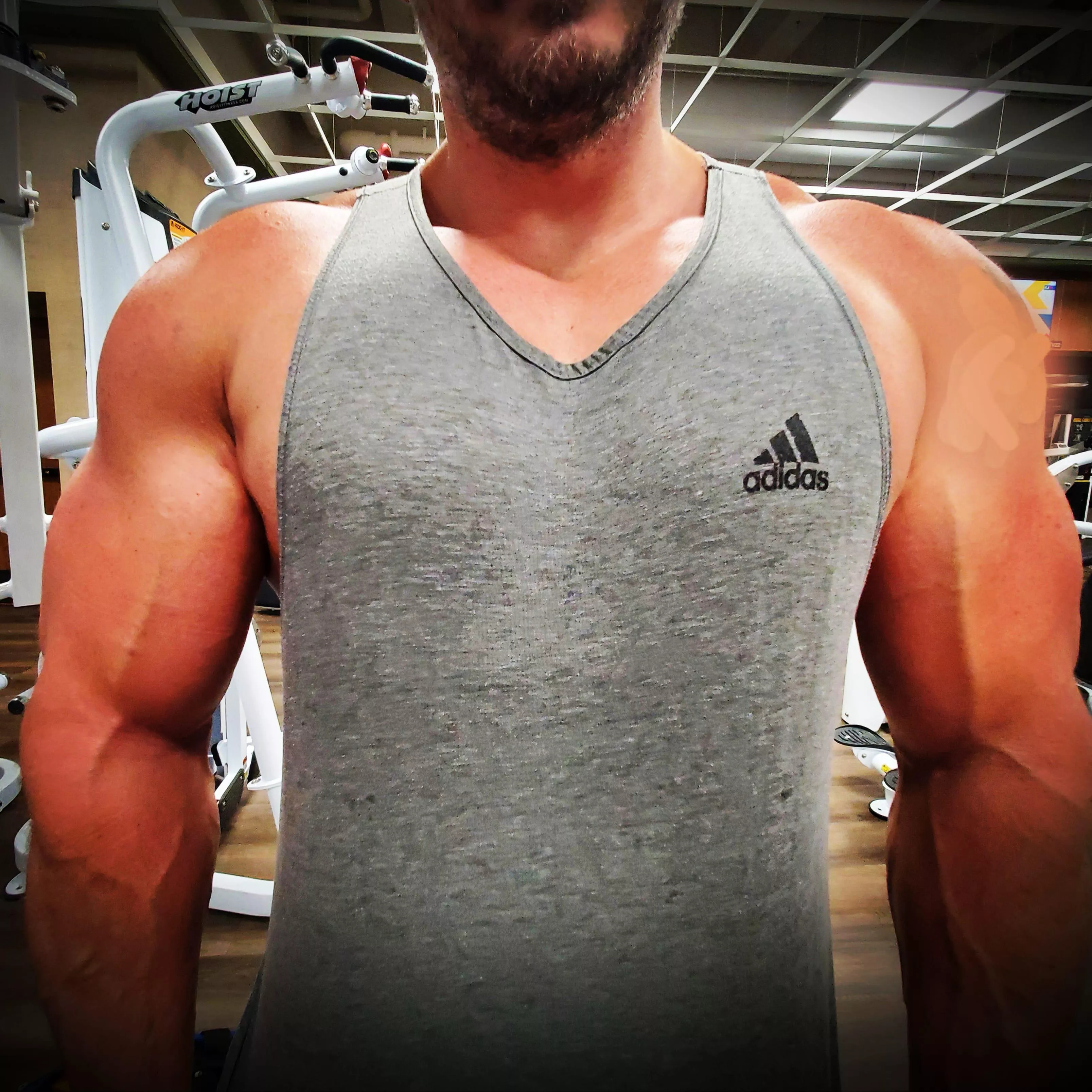 The fabulous frame of a big daddy looking to squeeze posted by LittleandBigV