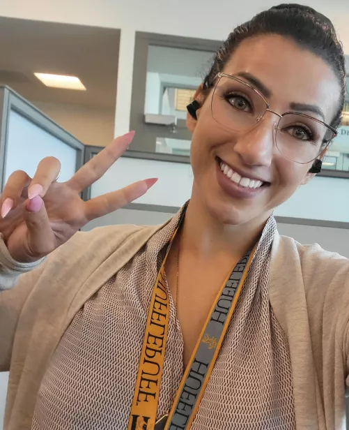 the face of a scientist and mom of 4 ! happy Wednesday everyone by daphne_63