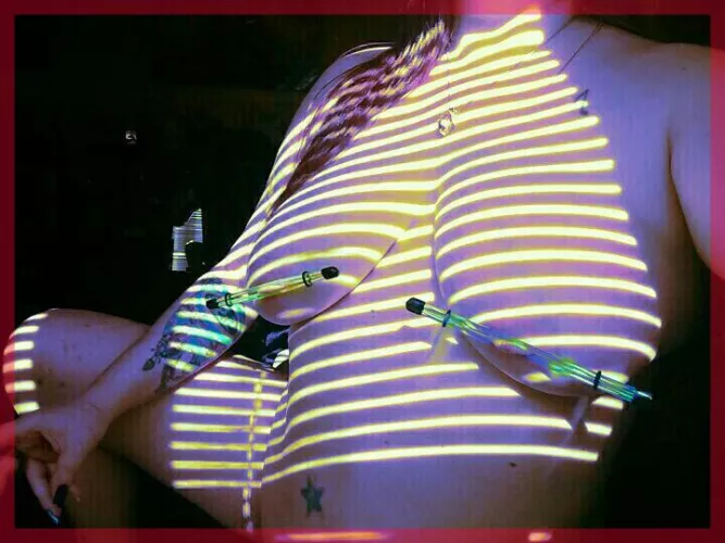 The fastest way to a girl's heart is through her ribcage 🙆❣💘❣ by stingraystarseed