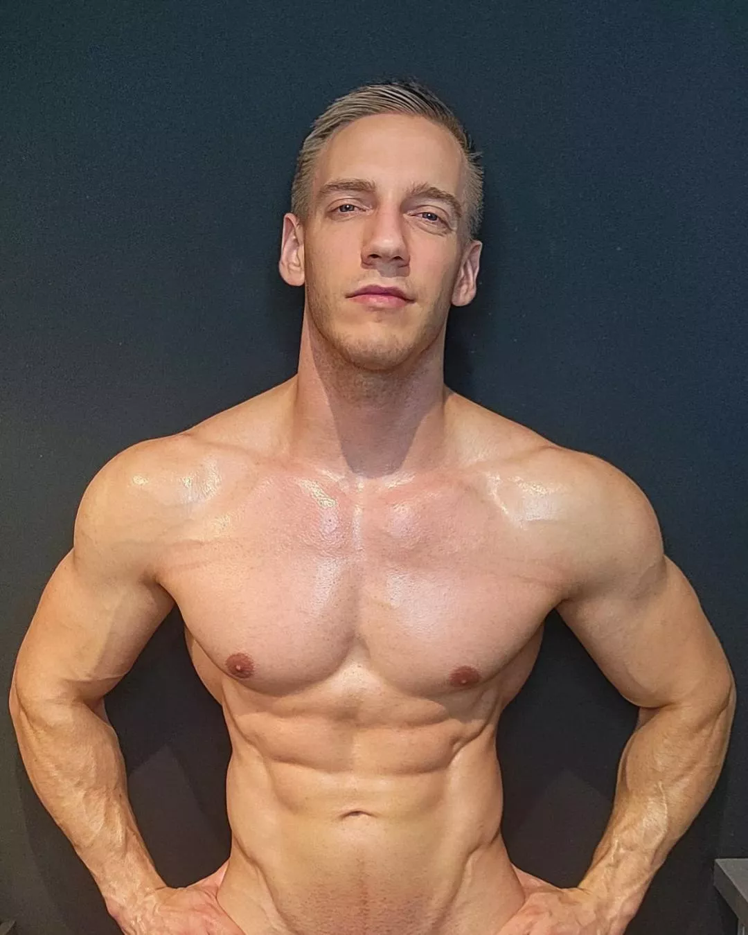 The full pic is much better 😳.. posted by John_fitness91