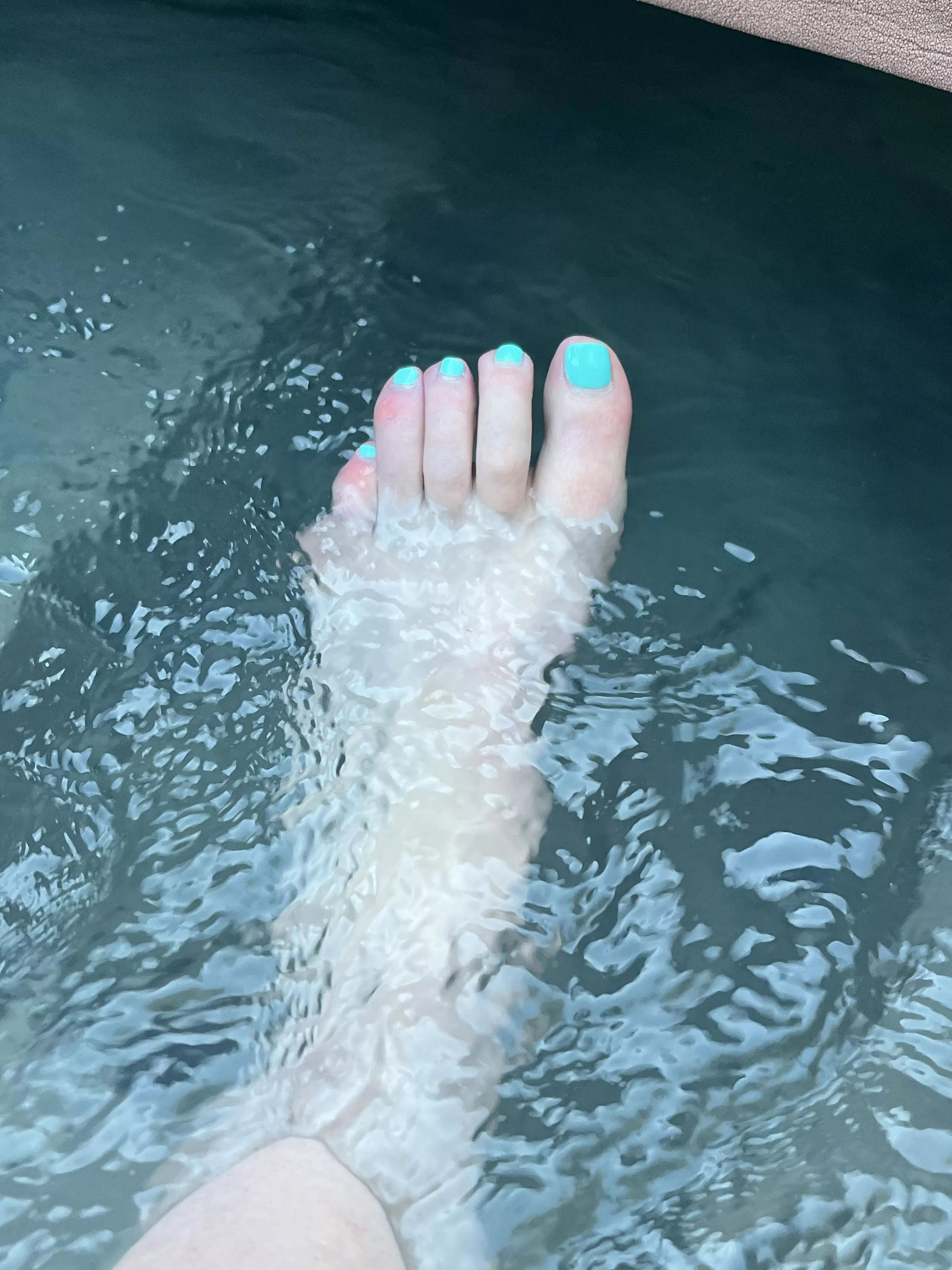 The hot tubs nice but I need someone to suck on my long toes posted by blue_eyes_sunflower