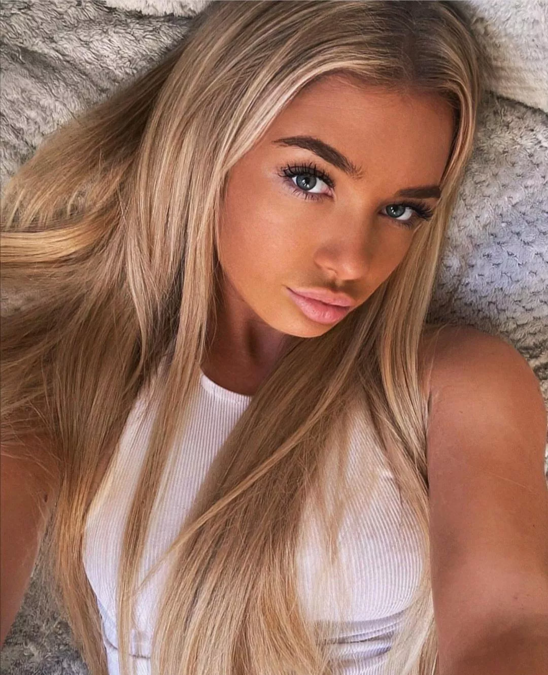 the makeup and come to bed eyes. posted by boynunboynun77