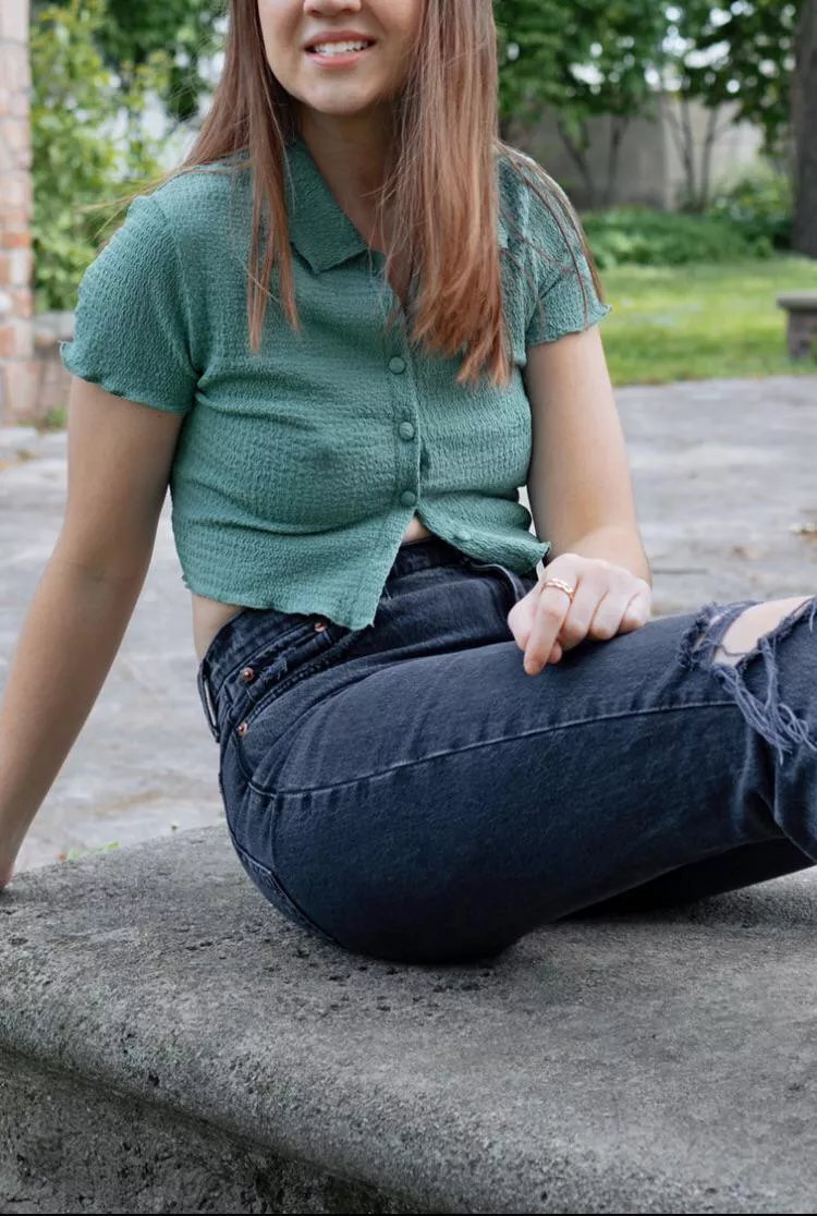 the occasional glances over don’t go unnoticed 😋 posted by notabadpoppy