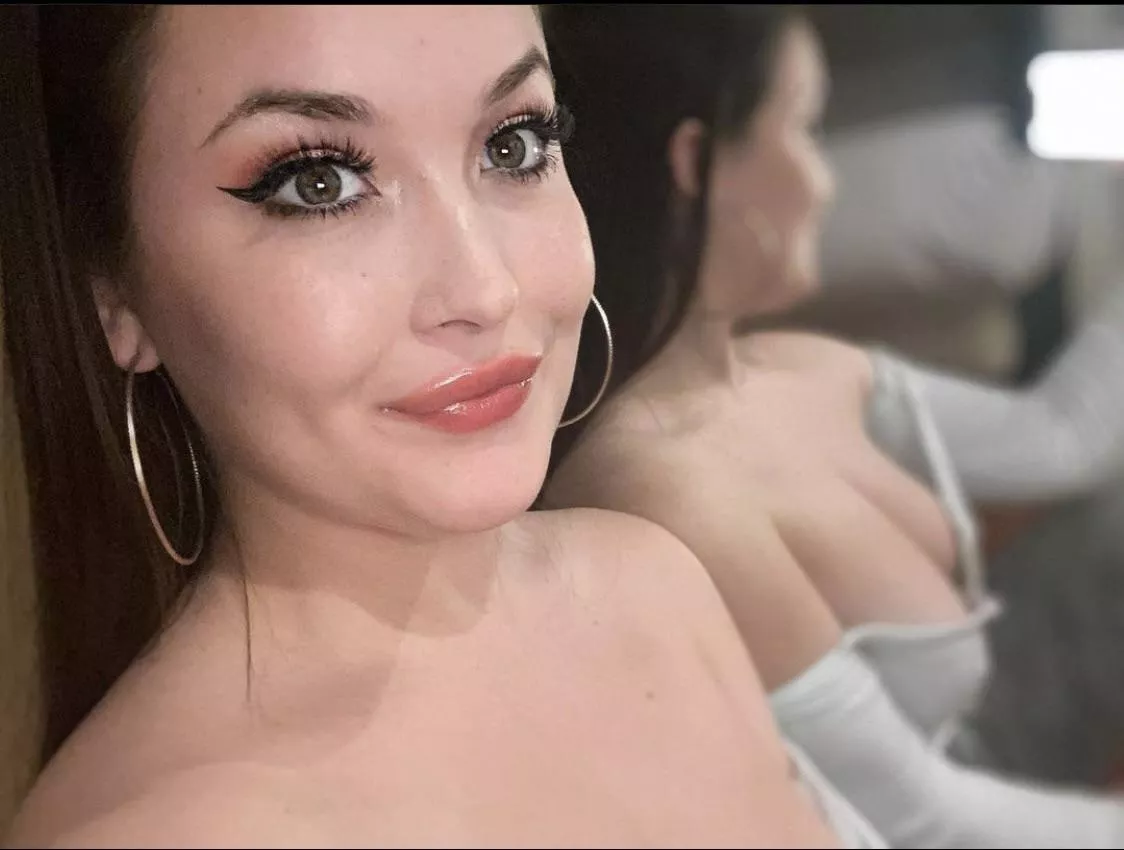 The reflection betrayed her… posted by whitegirlobsessed