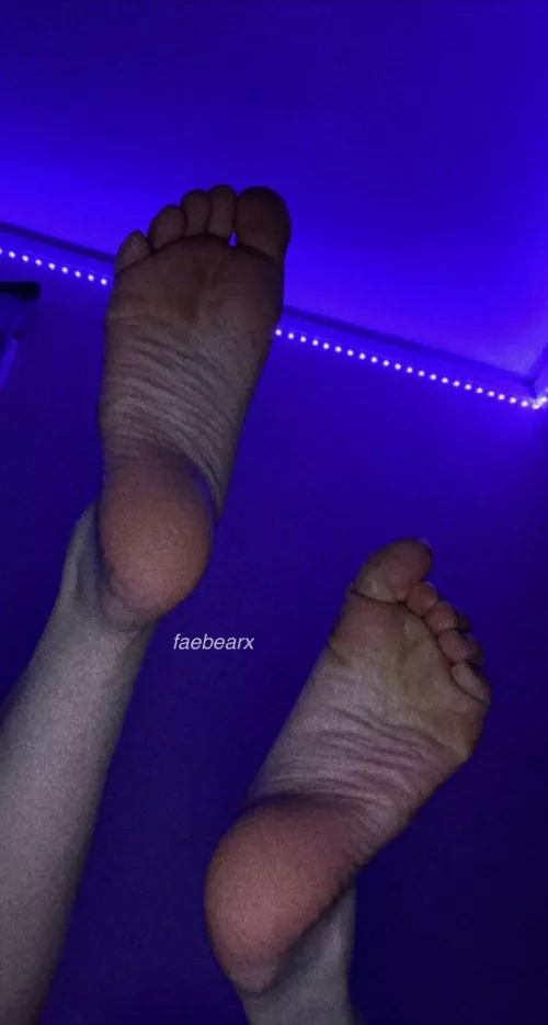 the softest soles~ by faebearx