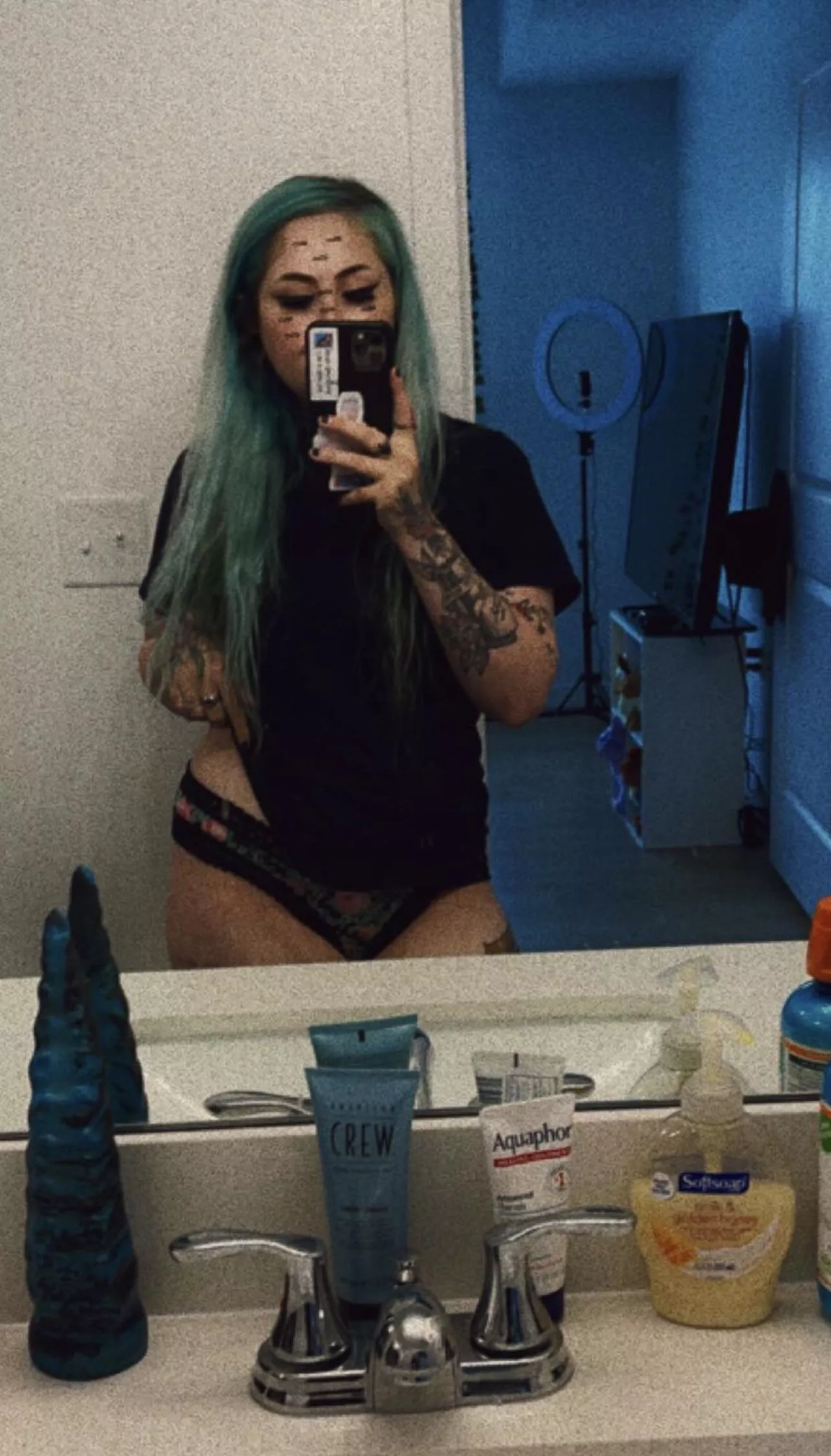 The tentacle caught your eye, huh?? B/g, g/g, threesome and solo content available! Free onlyfans link below 🌿🖤 NEW GIRL ON GIRL CONTENT 🖤🌿 posted by oflittlekittenn