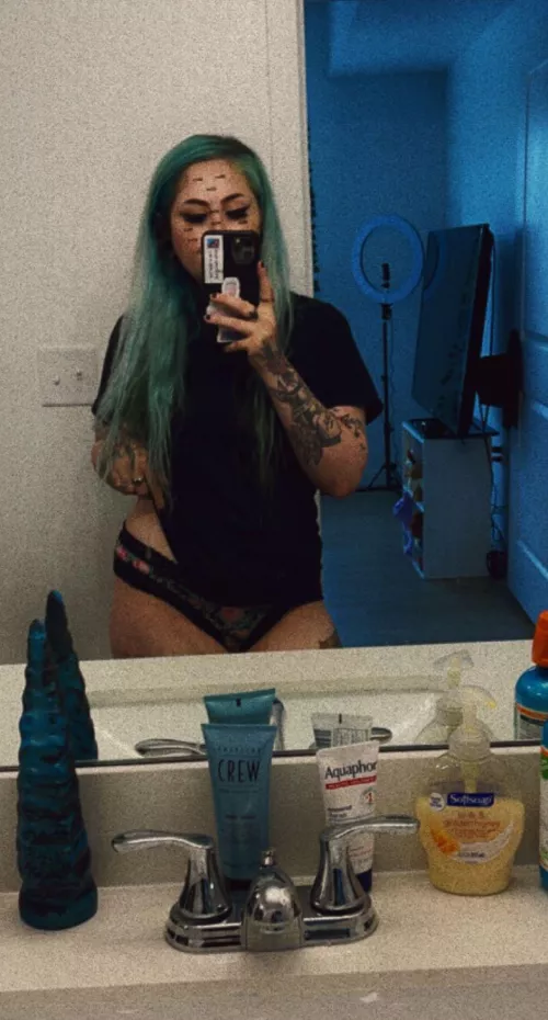 The tentacle caught your eyes, huh? B/g, g/g, threesome and solo content available! Free onlyfans link below 🌿🖤 NEW GIRL ON GIRL CONTENT 🖤🌿 by oflittlekittenn