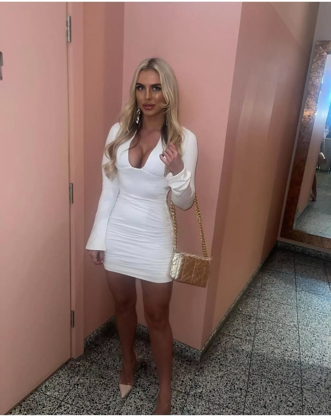 The thoughts running through my head looking at her are crazy posted by Chemical-Ball8528