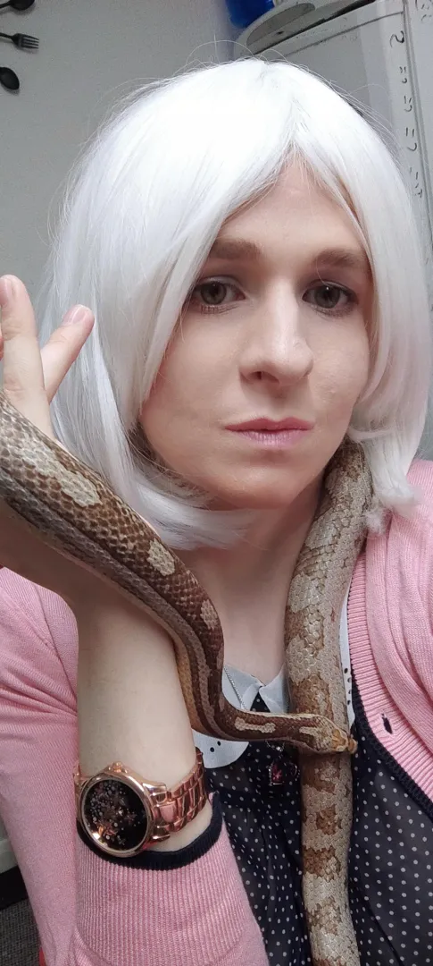 There only one cute girl I see in this picture 🐍🐍❤️ posted by Ok_Conference1952