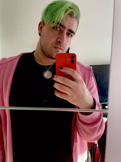 There’s always time for a quick mirror selfie by Kiel297