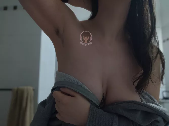 These armpits are made for sniffing 🎶 by spaceywho