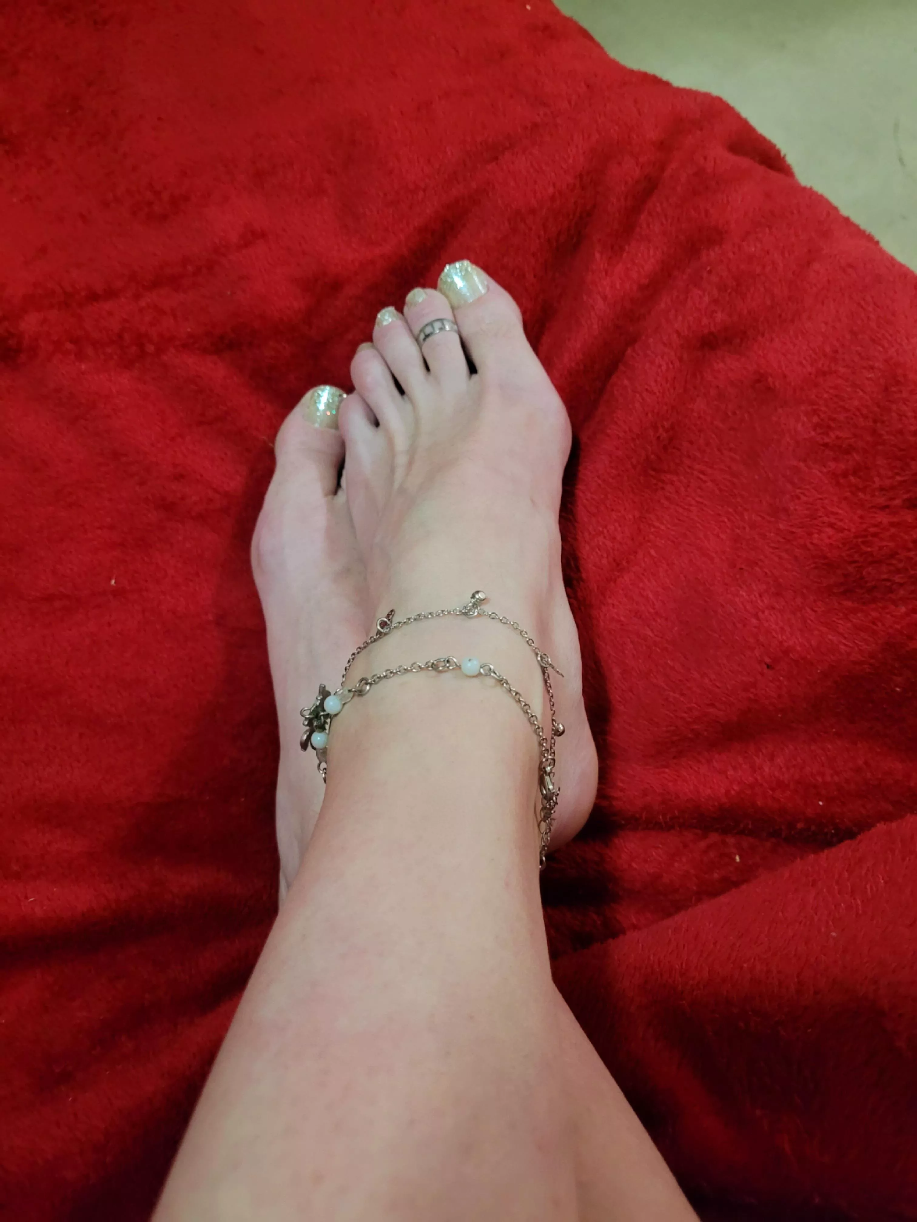 these feet needs someone to tuck them in posted by Jessie_onlyfans01
