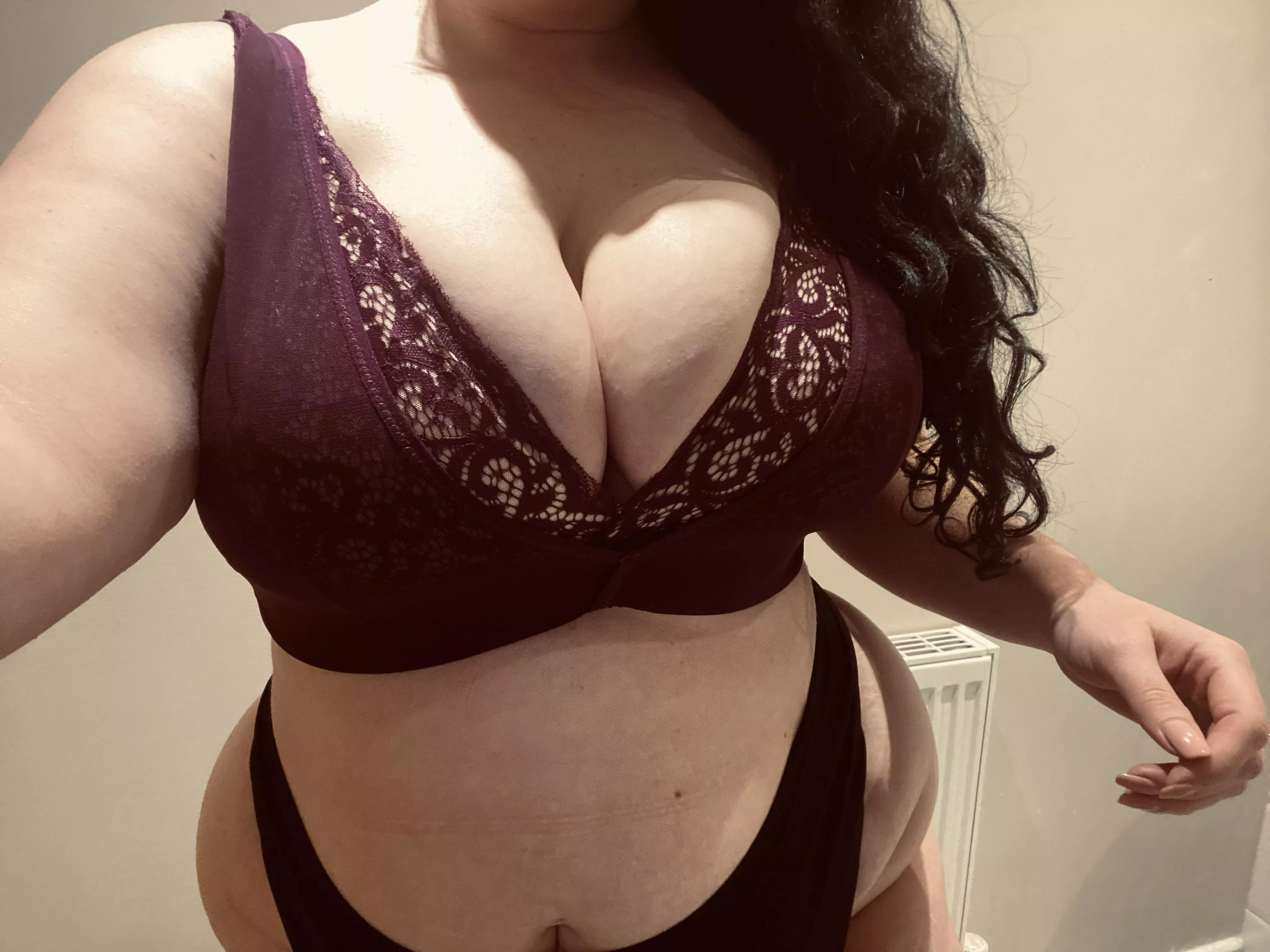 These hips don’t lie 😇 posted by curseofcurves17