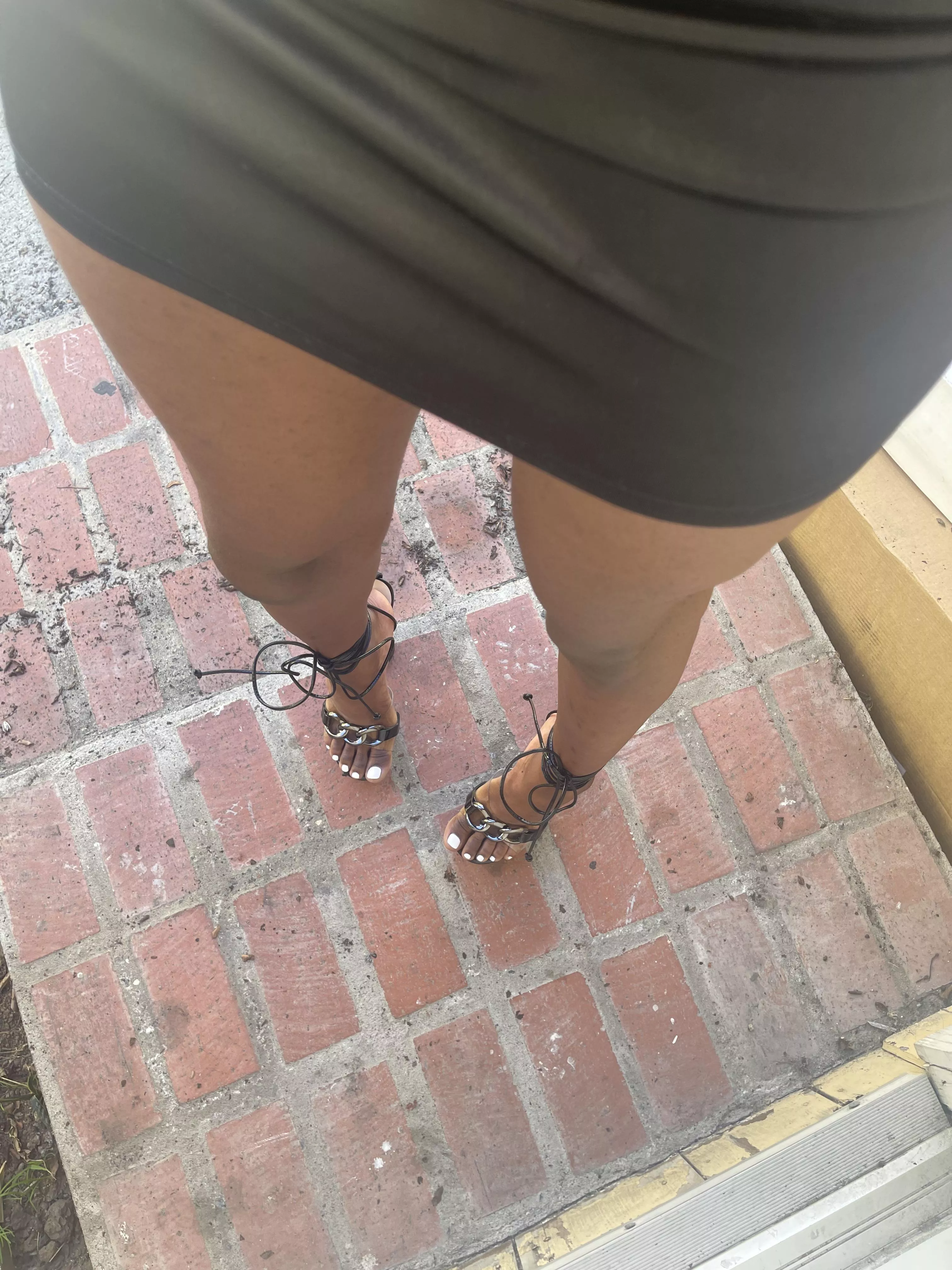 These pretty feet can hold over 6 feet of goddessness posted by whatpetrawants