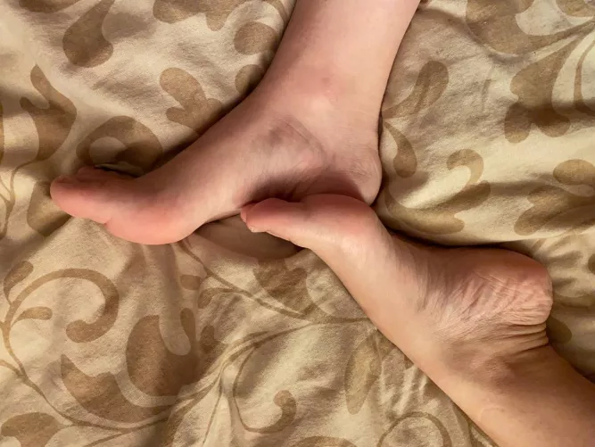 These pretty feet need a rub and wanna give a rub by CensenPracahebr