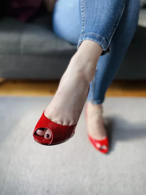 These red pumps really accentuate my toe cleavage 💋 by Holly_in_heels