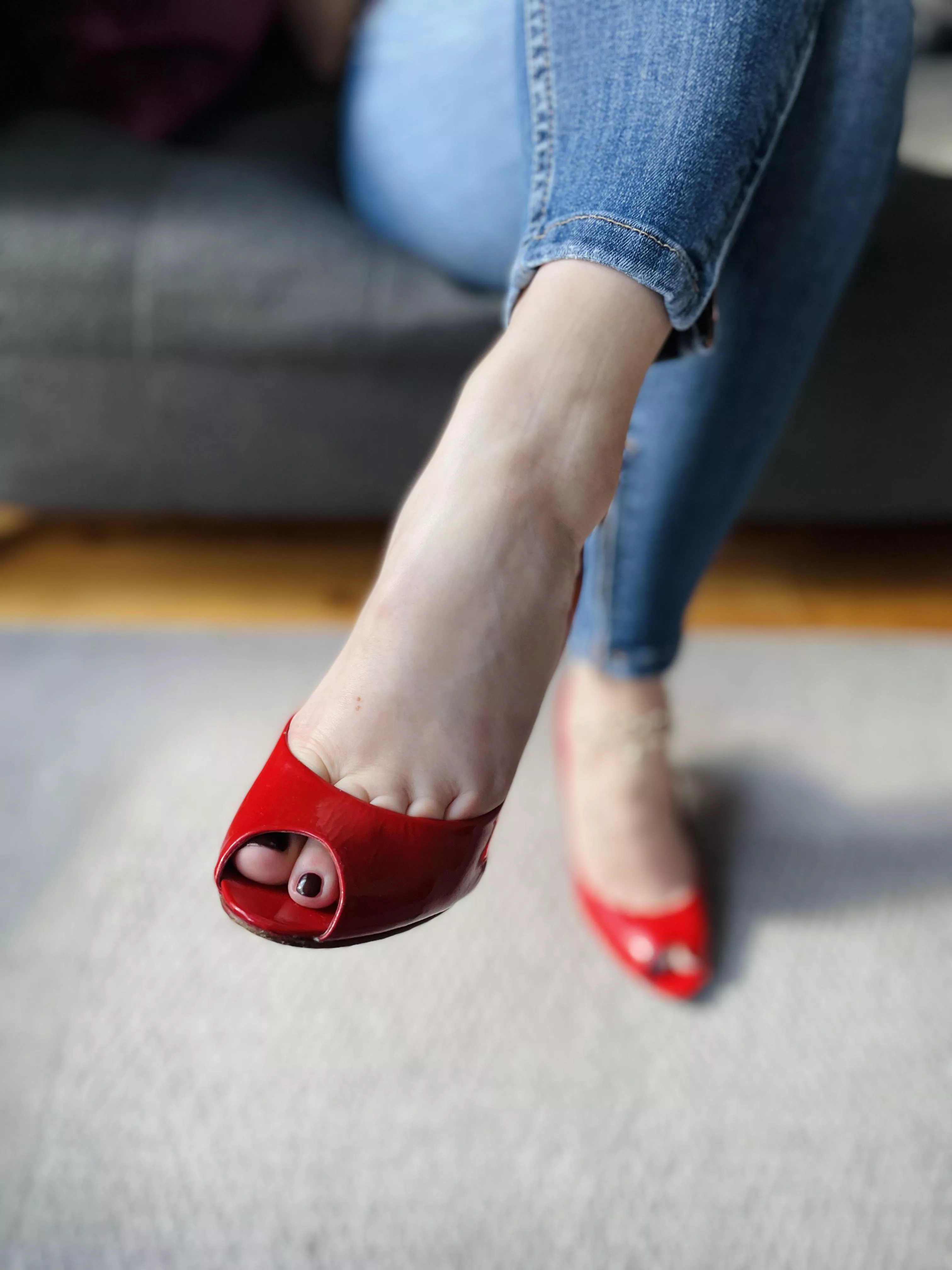 These red pumps really accentuate my toe cleavage 💋 posted by Holly_in_heels