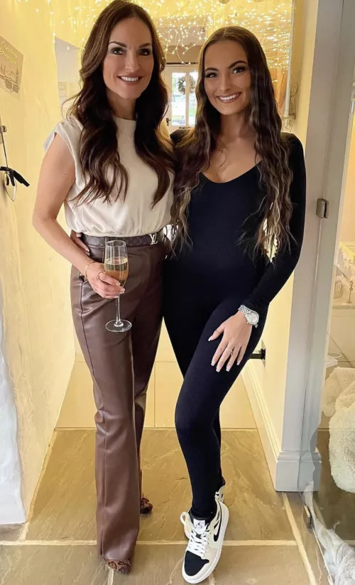 They look like sisters by round_plastic