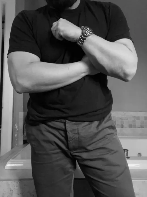 They may not be insanely vascular, but you can hang on them like tree branches if you want 🖤 by nightswimmmer