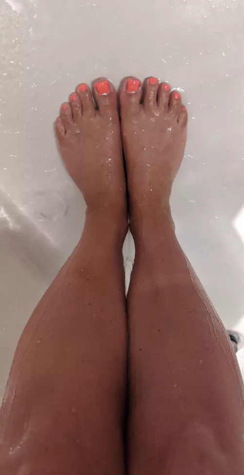 Thick legs, small feet 😏 by elizabardot