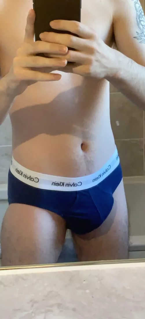 Think all guys should wear briefs by brieftwink