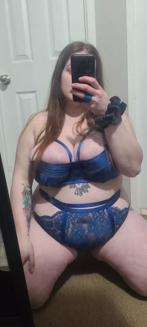 this bra hugging my h cups very tightly by akiiinkygoddess