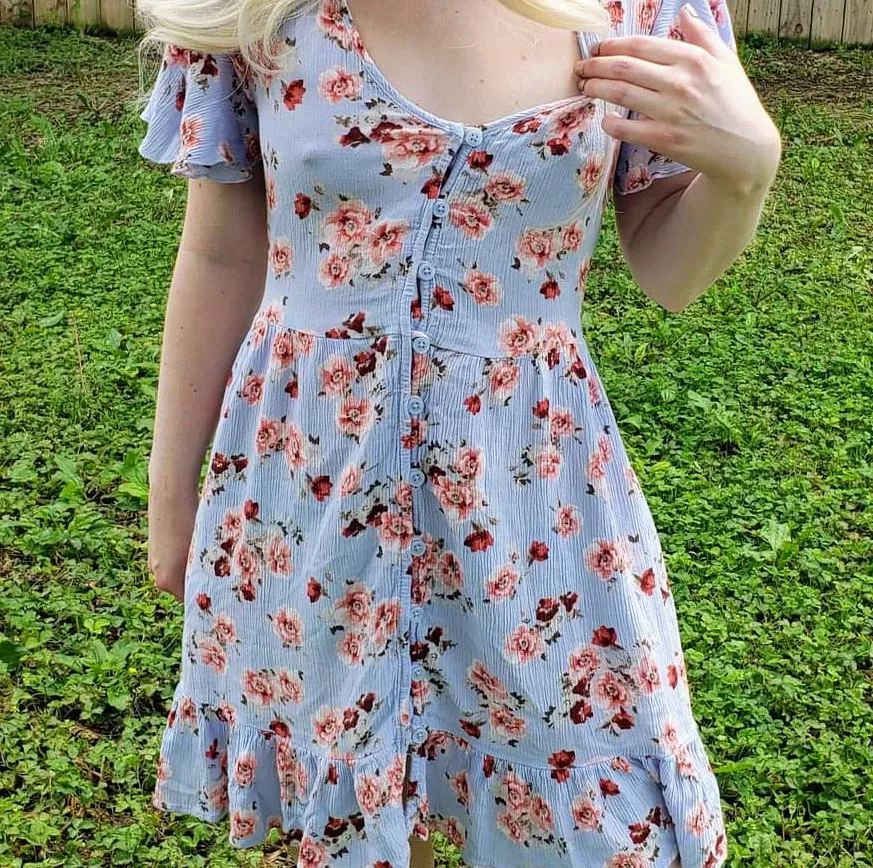 This dress has buttons all the way down 😉 [F] posted by LilacDoll64