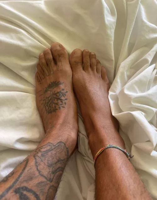 This is my first time posting my feet, I would like an honest opinion :) by lucas_grizzly