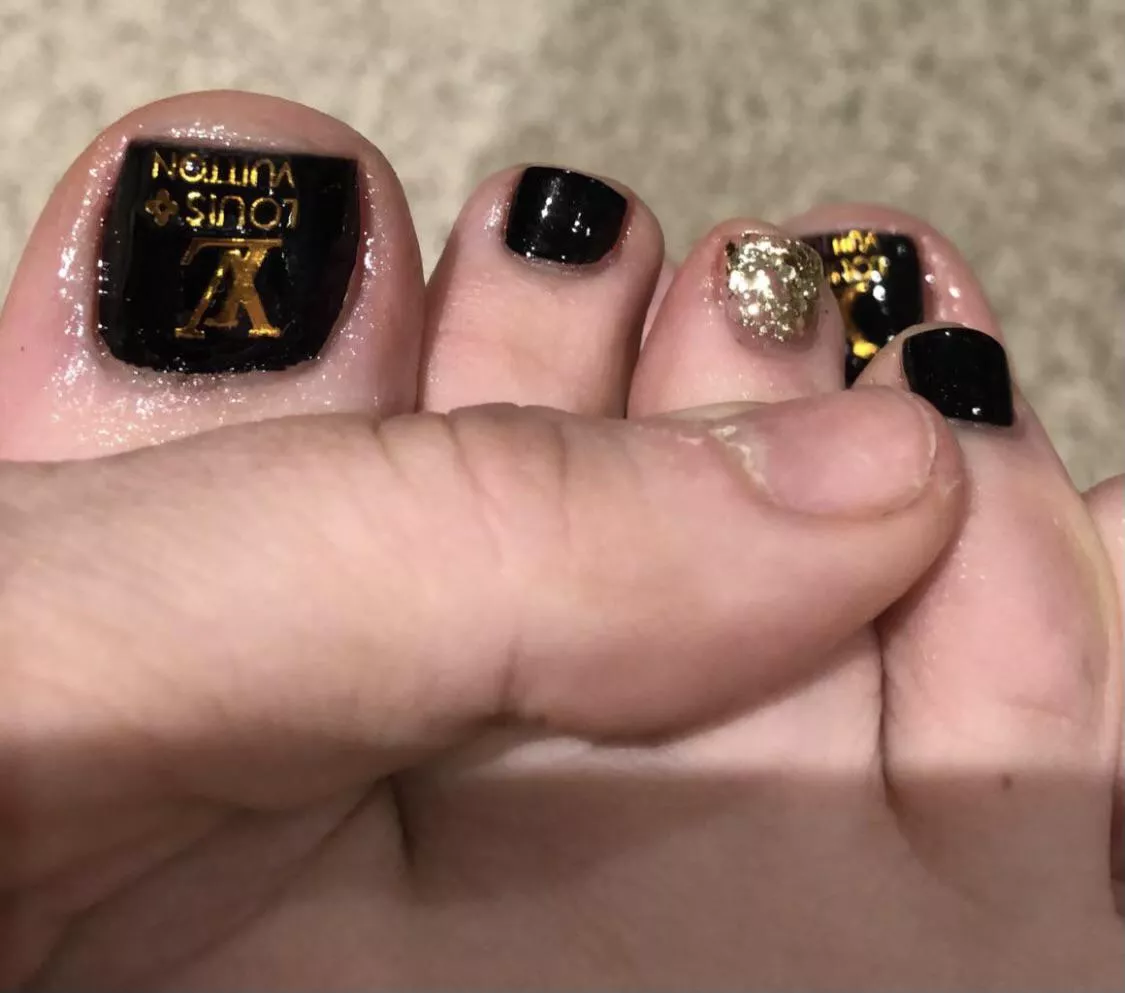 This is my very first day on Reddit and I’m a bit nervous. Are my feet up to everyone’s standards? posted by bustycdngirl