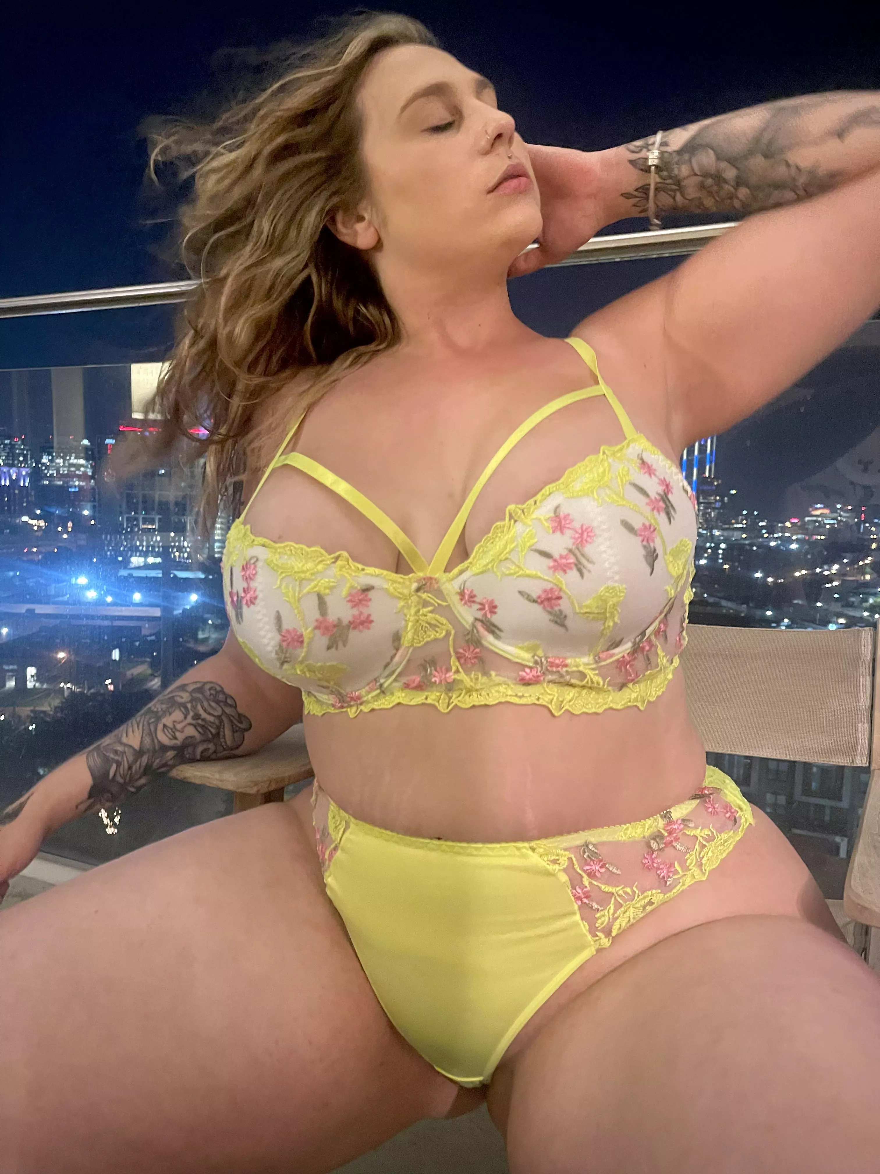 This is right after I watched my wife get stretched. Would you stretch her next? M posted by Mywifelikesitbig