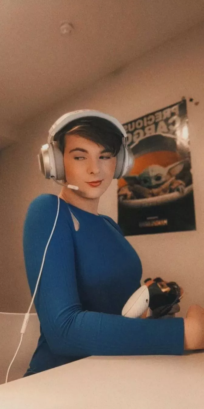this is the first femme outfit I'm kinda confident with 👉👈 posted by wholesome_Tara