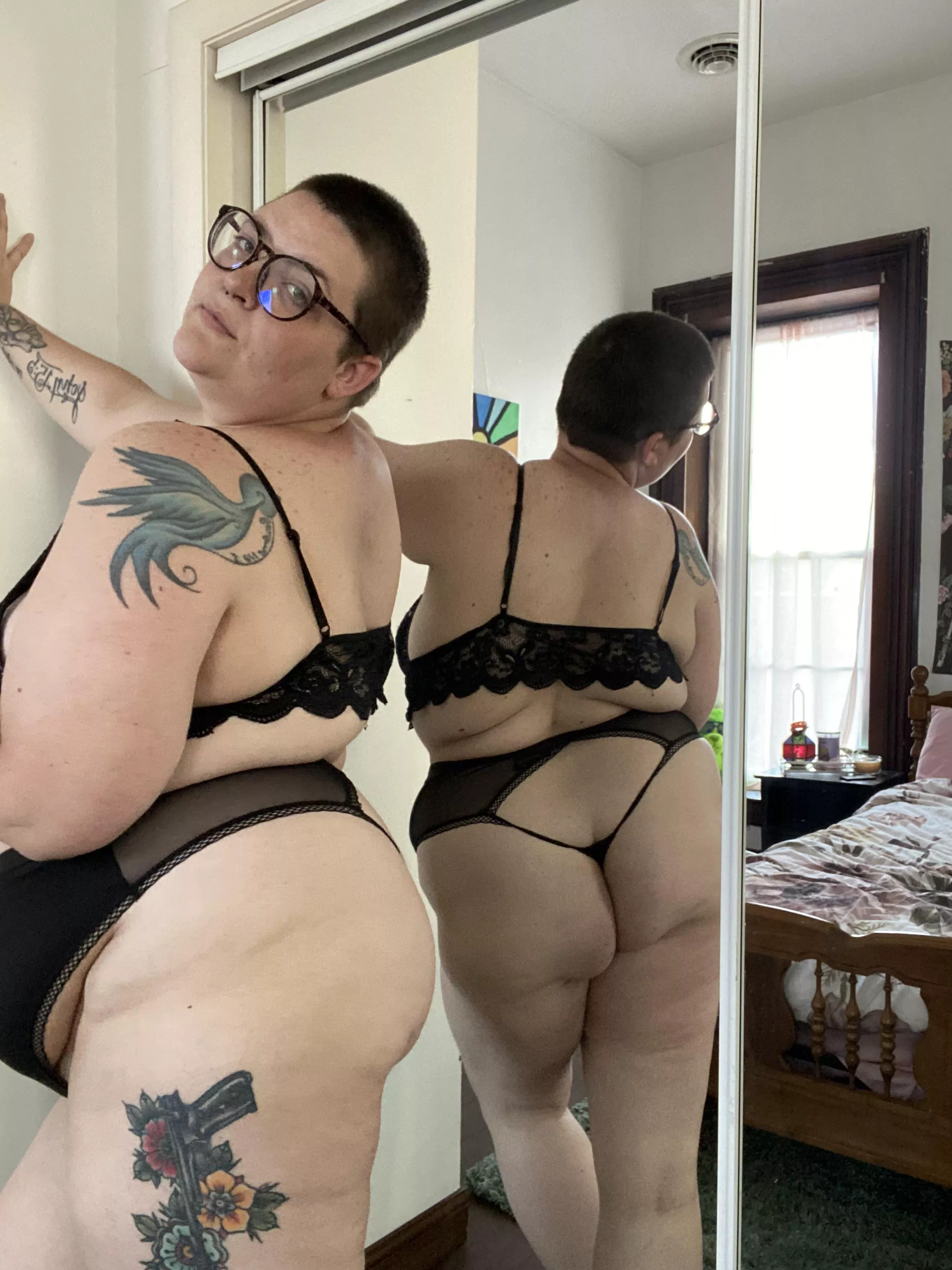 This is the first thing you see when you get home from work 👁👅👁 posted by theb00byqueen97