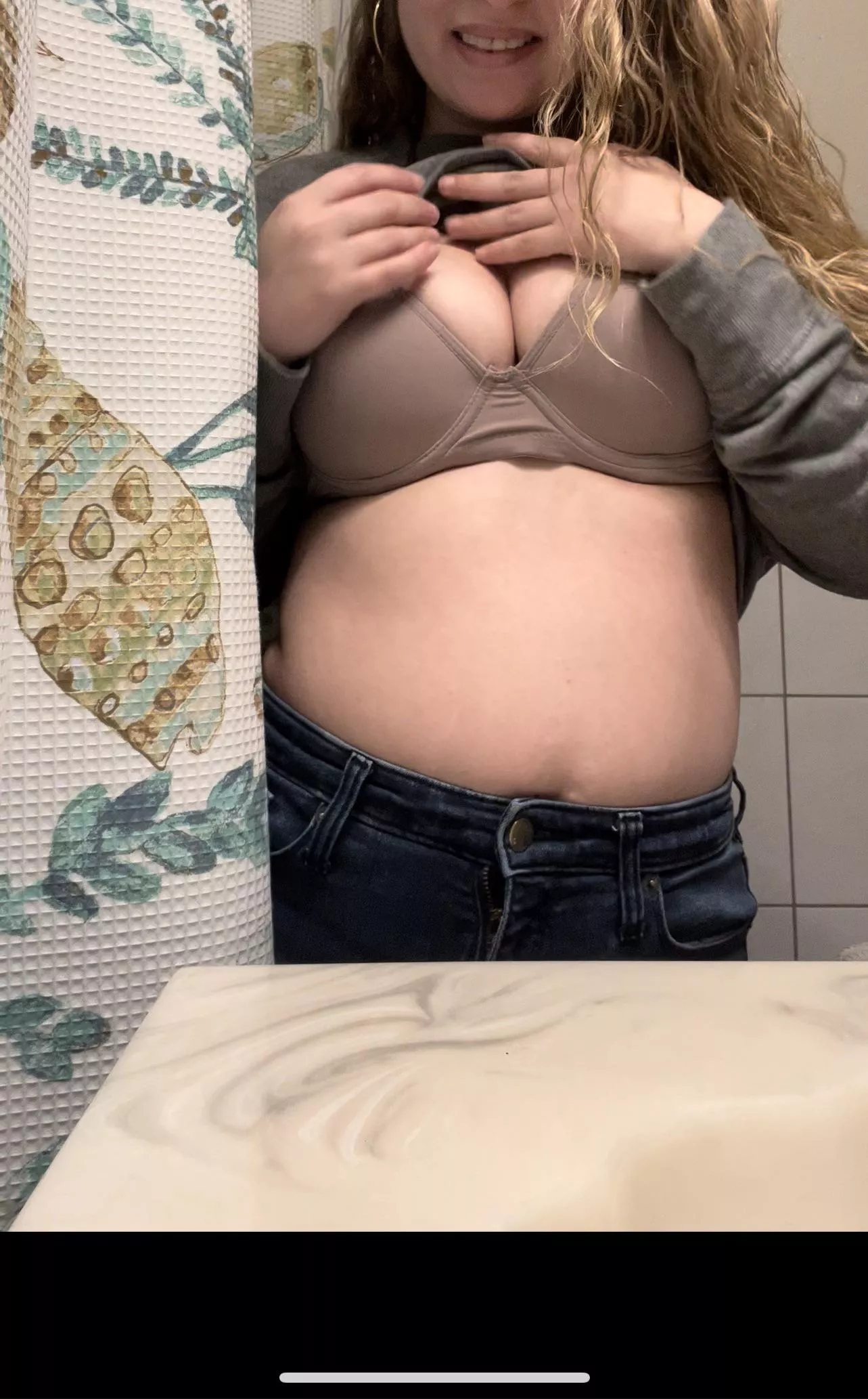 😘🥺 this is the most appropriate photo in my camera roll . posted by hookupwithaly