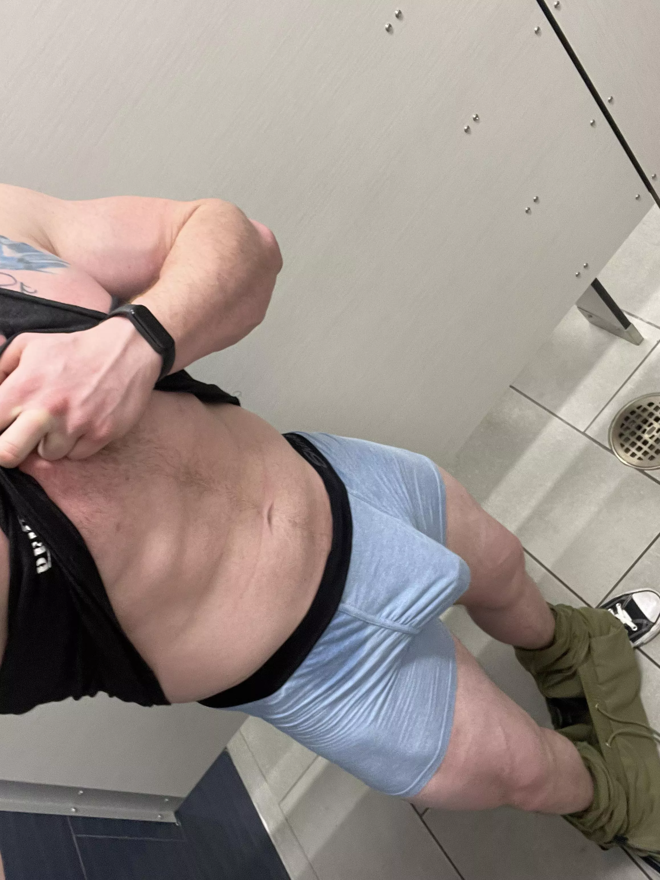 This is what I’m really doing in the bathroom at the gym.. (M) 24 posted by Thicc_ging42