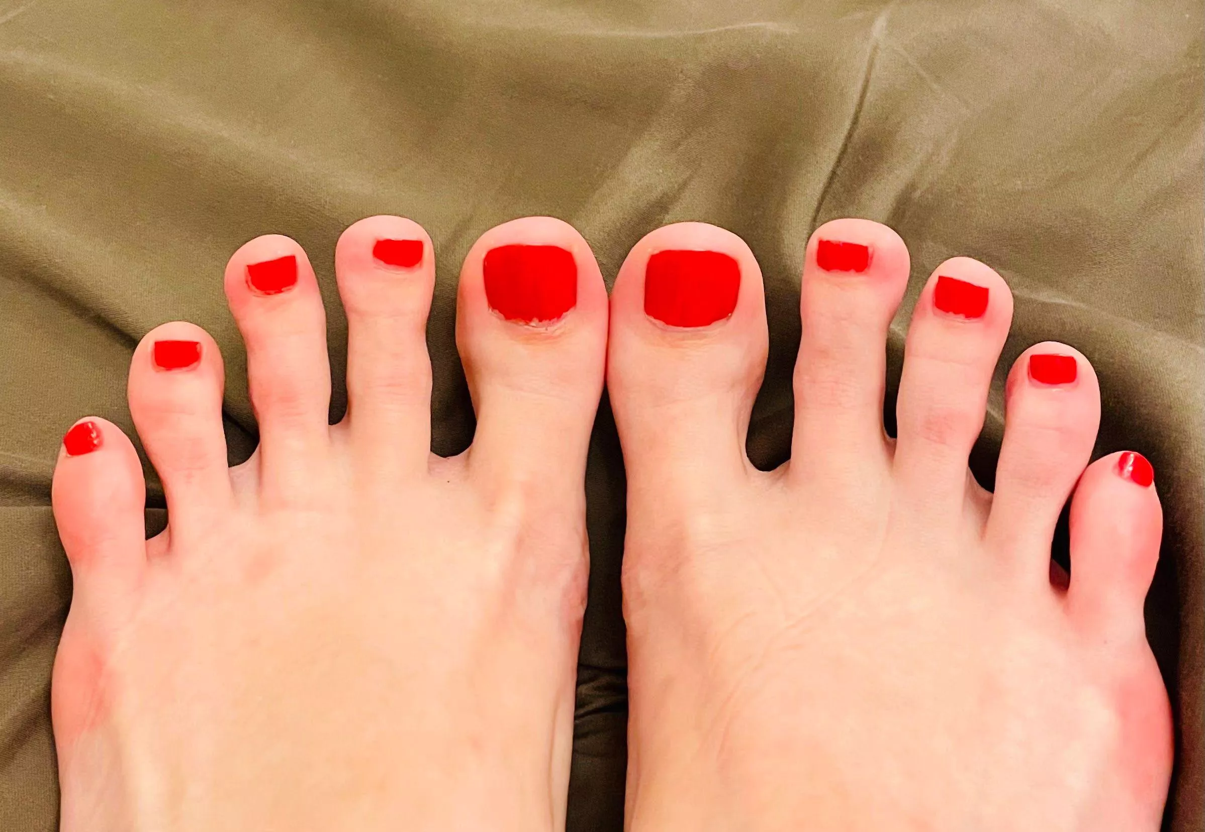 This little piggy went to market, this little piggy stayed home, and this little piggy went in your mouth for a good toe sucking 💜🦶💜 posted by MistressMystiqueHoop