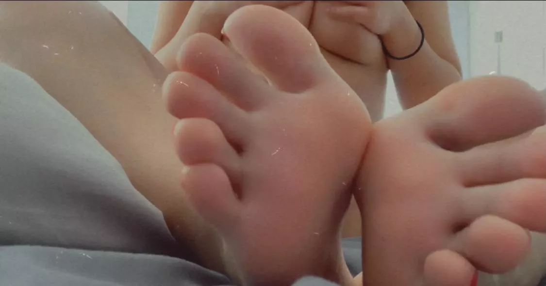 This one’s for you FEET LOVERS 🤤😍 UP CLOSE and naked 💦, SEXY soles & toes wiggle for the camera 💦😋 Catch the full video in private messages 💛 posted by Dme5267
