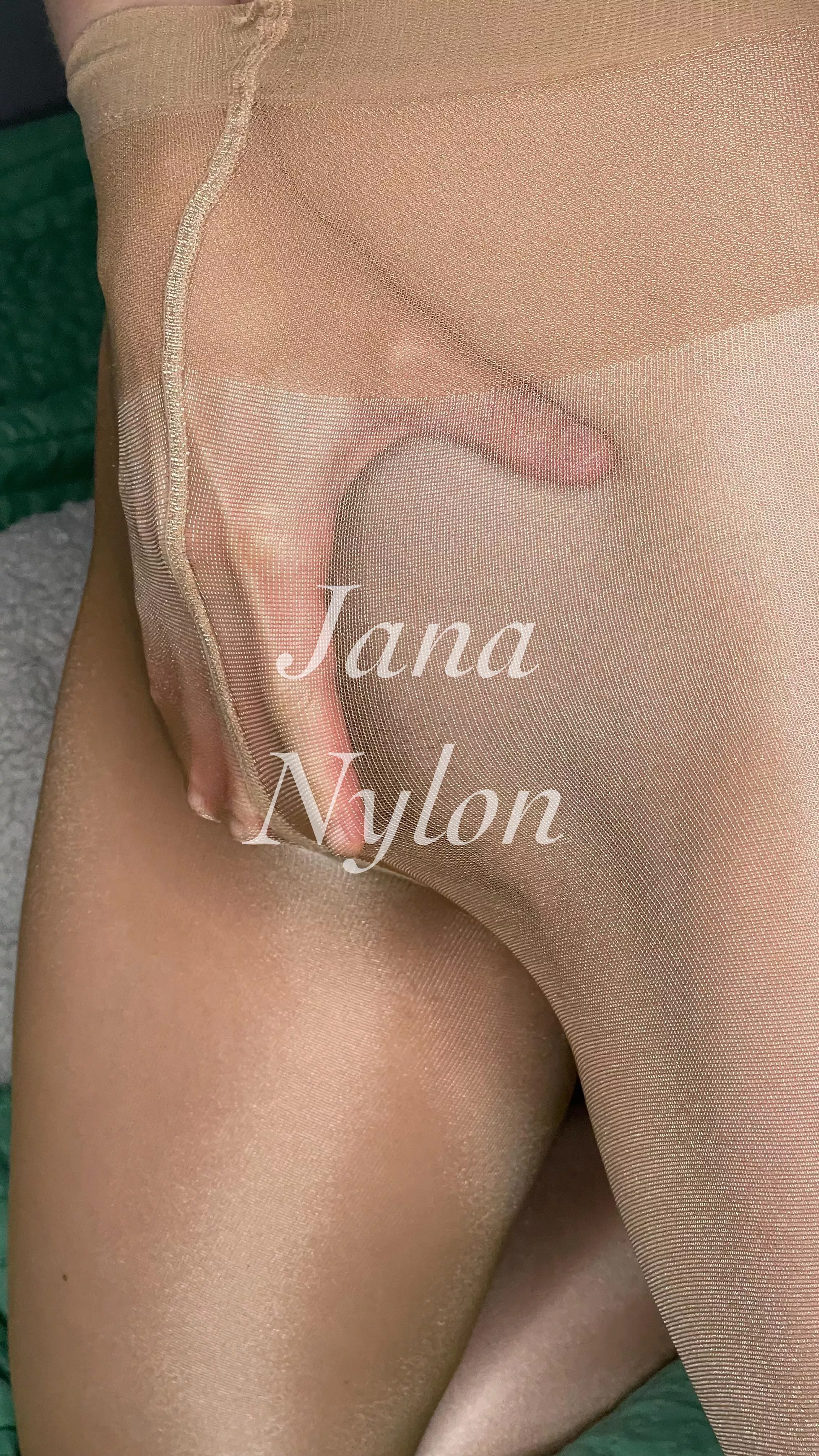 This should be your hand… come see the rest 💋 posted by JanaNylon
