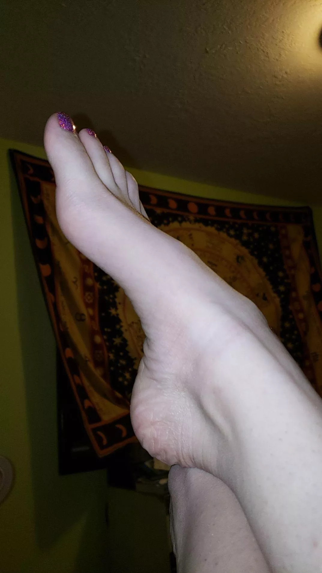 Those arches though! 😈 feel free to DM me ☺️ I love my foot fetish community, we make the world go round babyyyy! posted by chanelscarlett92