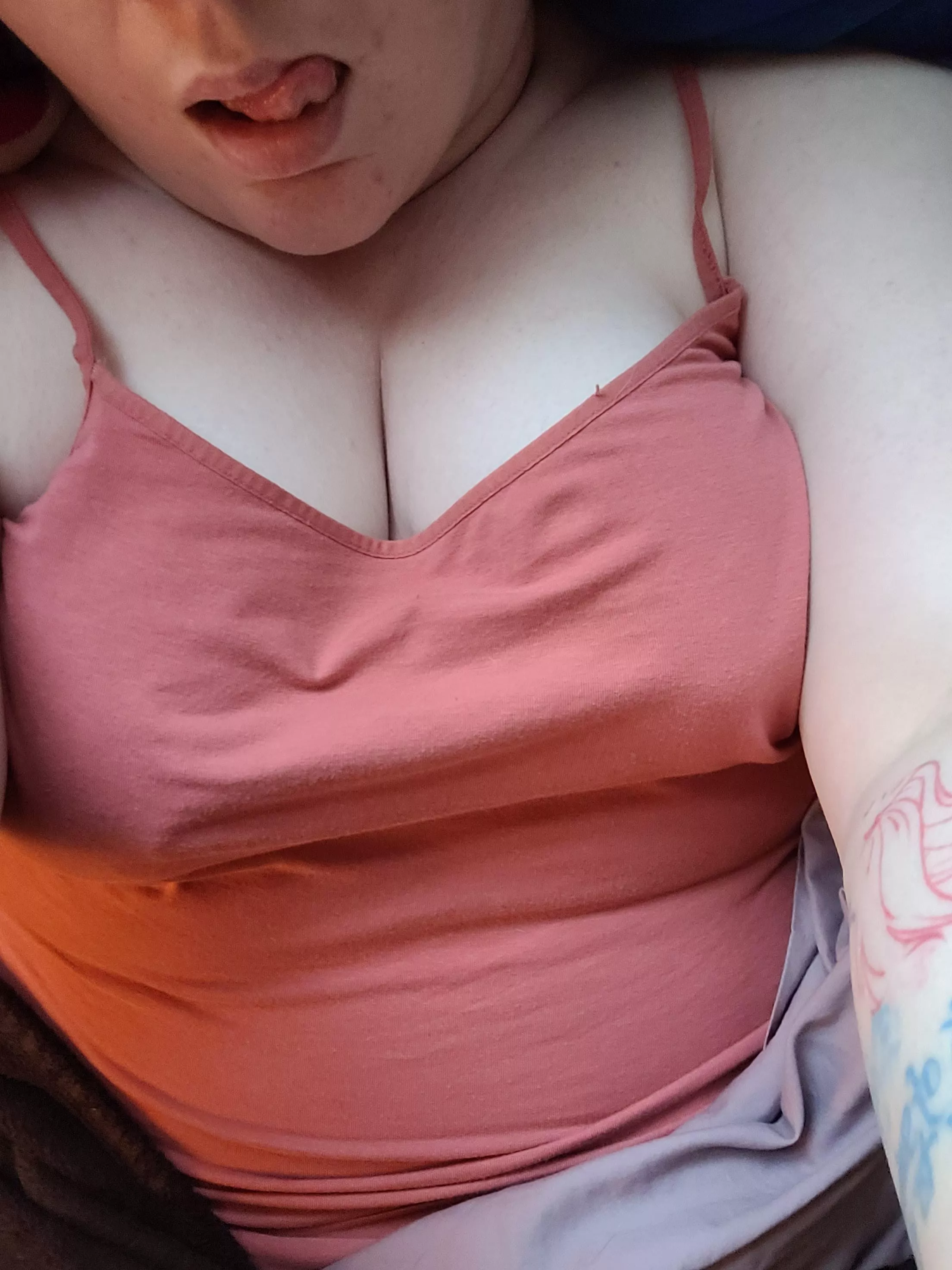 Thought my cleavage looked good and wanted to share. 😉😘 posted by thatboredchickster
