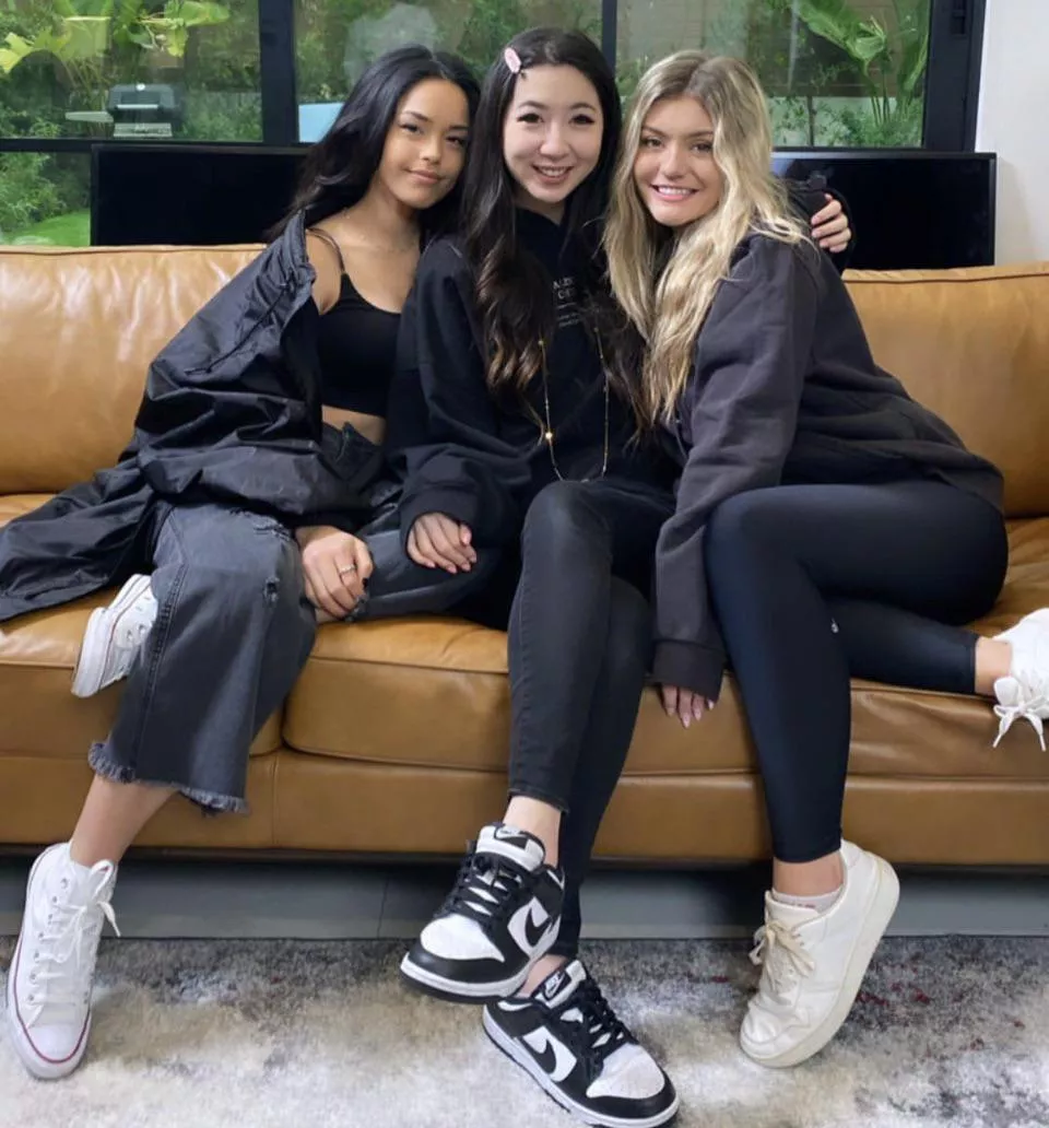 Three babes 😍 posted by jakehuff09