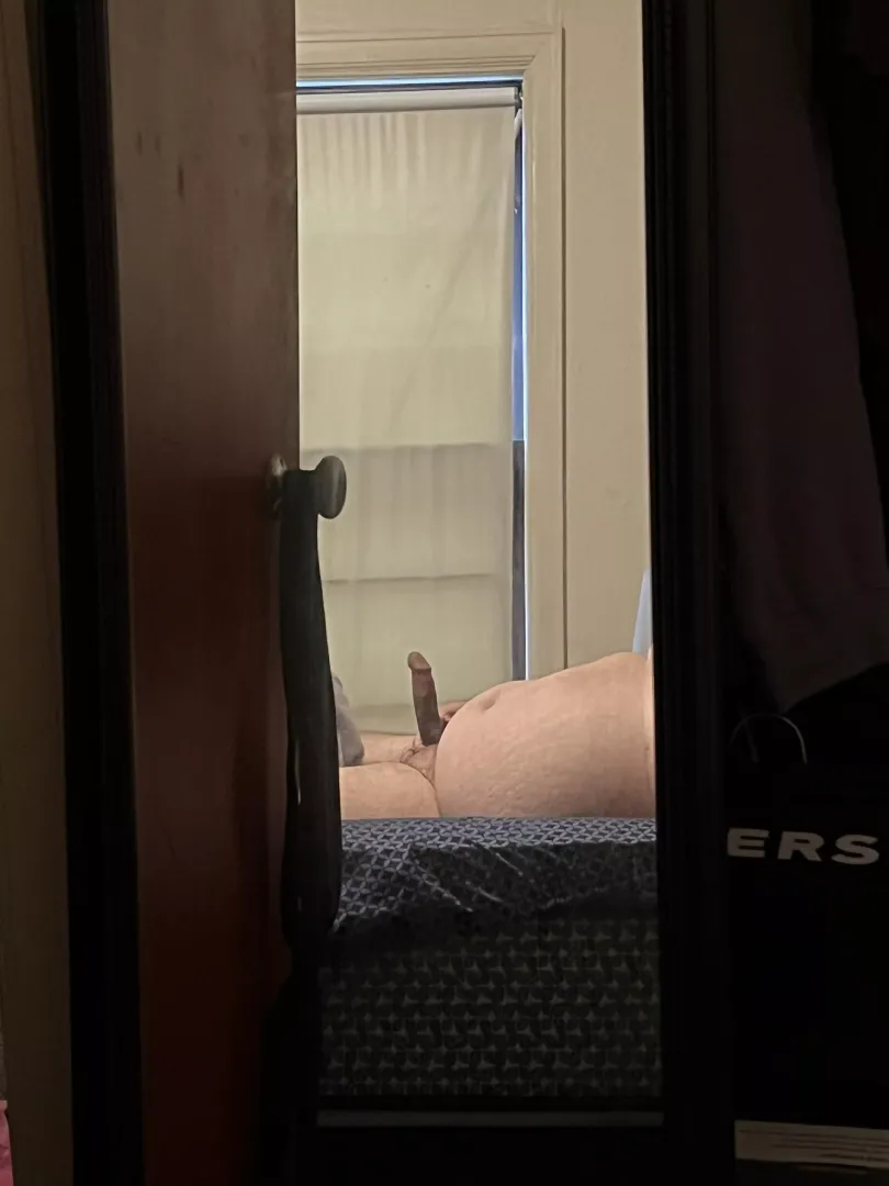 Throbbing in the mirror (30/M) posted by atongueofsilver