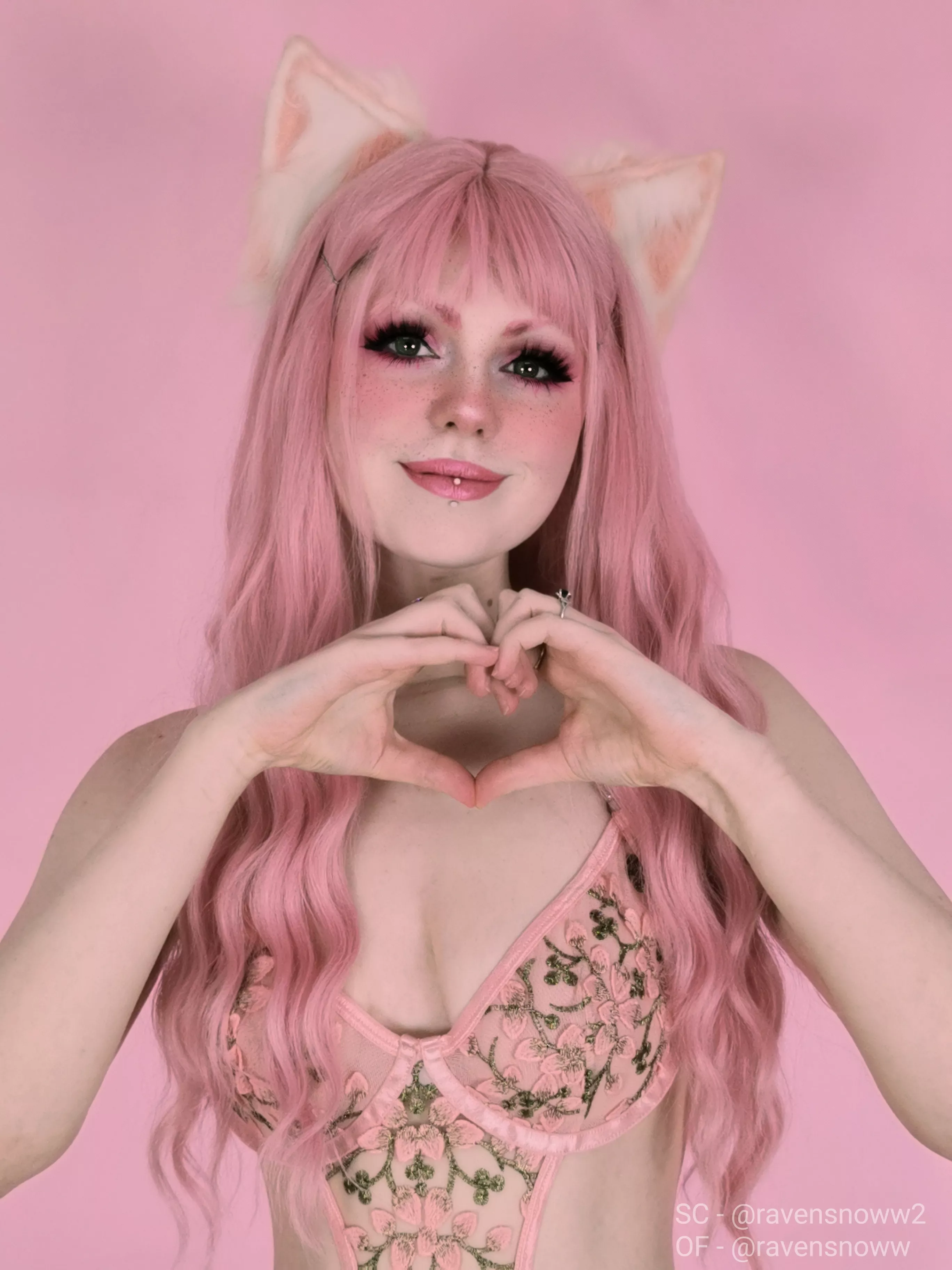 Throwback to the pink hair💕I'm back to green now so I'll have to take new photos for you! posted by RavenSnoww