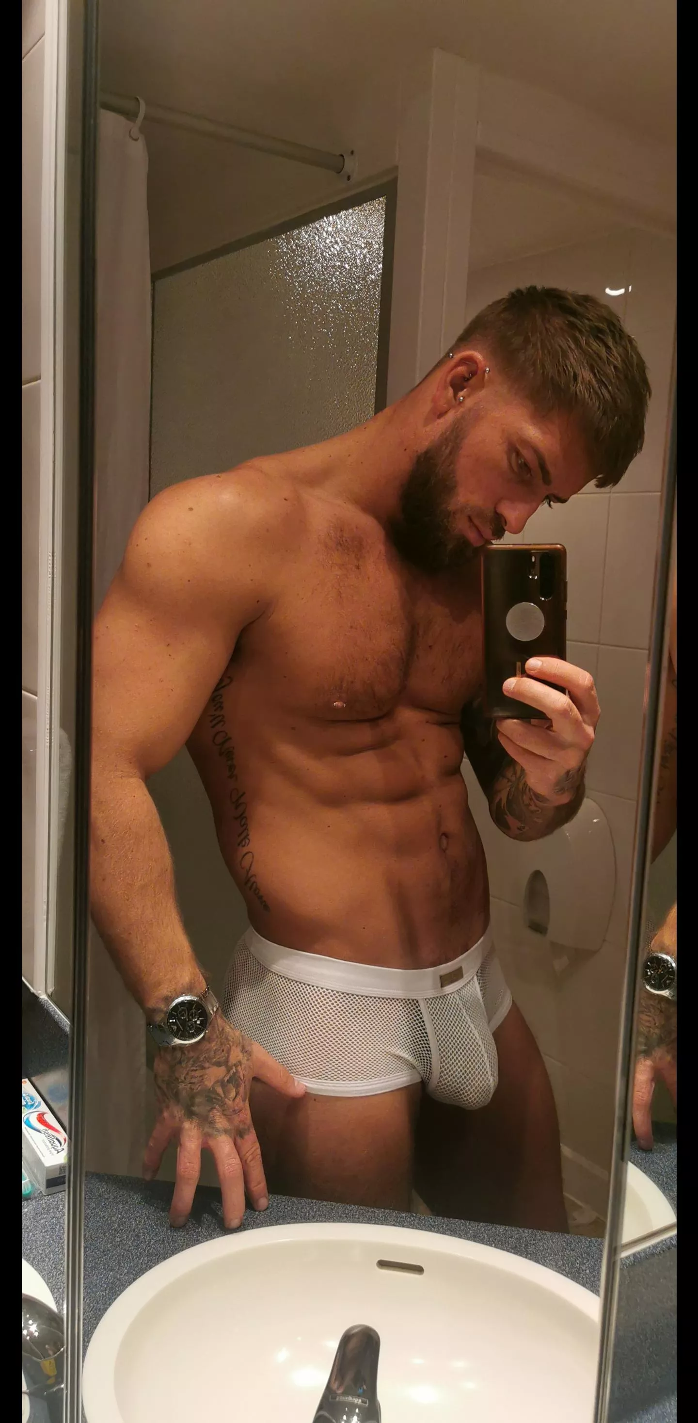 Throwback to when I had brown hair... and a naughty bulge 😜 posted by scott_hudson_fitflex