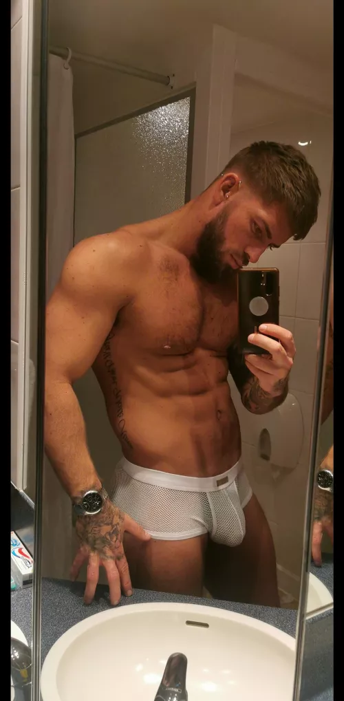 Throwback to when I had brown hair... and a naughty bulge 😜 by scott_hudson_fitflex