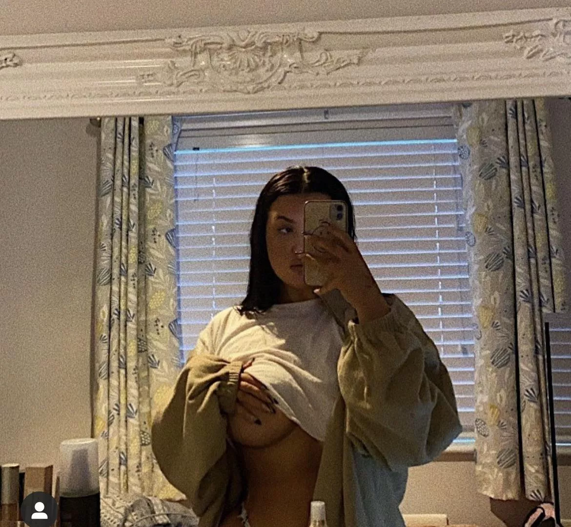 Tia is back! posted by strokeitslut