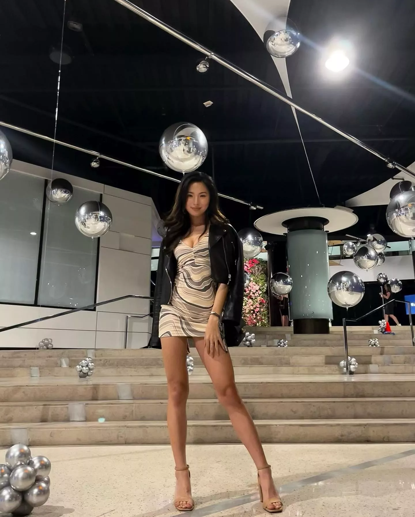 Tight dress, legs and heels posted by Majestic_Painter8660