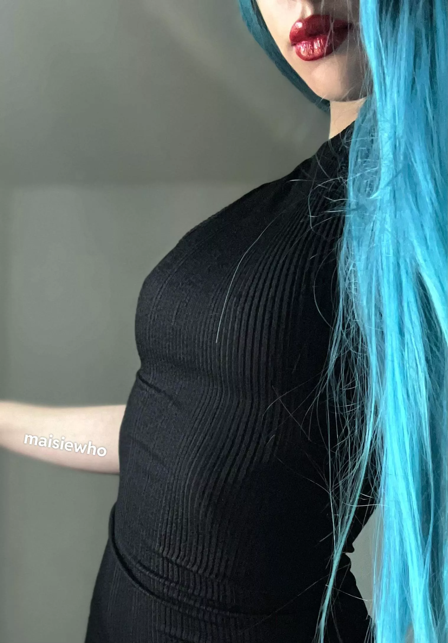 Tight dress with no bra🤫 posted by maisseme