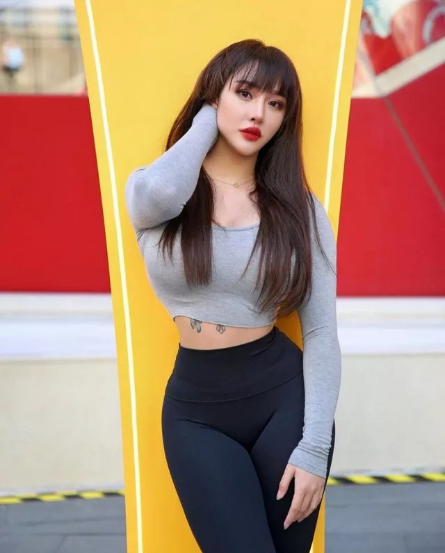 tight fit babe posted by EitherFunny1337